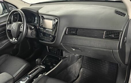 Mitsubishi Outlander III рестайлинг 3, 2017 год, 1 950 000 рублей, 10 фотография