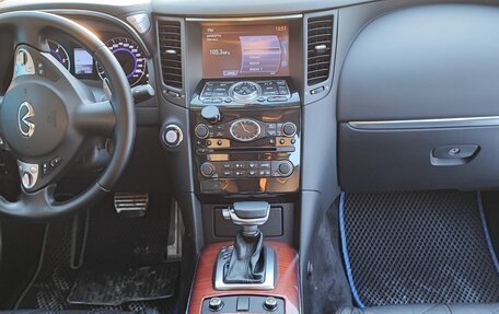 Infiniti QX70, 2014 год, 1 900 000 рублей, 11 фотография