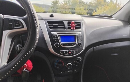 Hyundai Solaris II рестайлинг, 2013 год, 700 000 рублей, 20 фотография