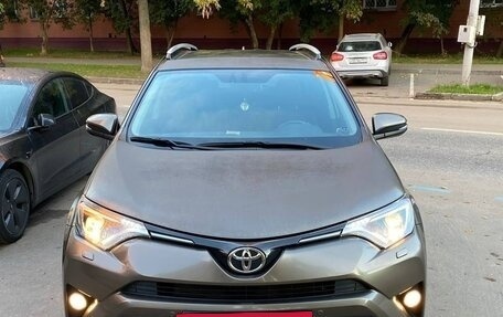 Toyota RAV4, 2017 год, 3 400 000 рублей, 2 фотография