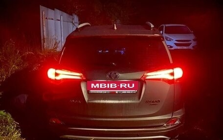 Toyota RAV4, 2017 год, 3 400 000 рублей, 12 фотография