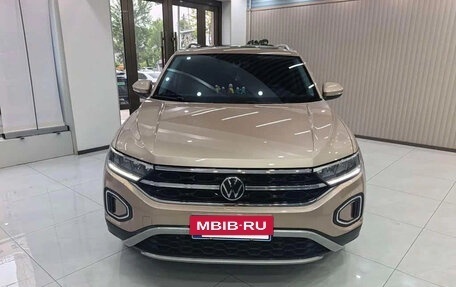 Volkswagen T-Roc I, 2023 год, 1 700 000 рублей, 2 фотография