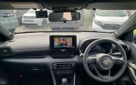 Toyota Yaris, 2023 год, 1 014 000 рублей, 10 фотография