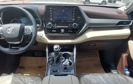 Toyota Highlander, 2021 год, 4 750 000 рублей, 26 фотография