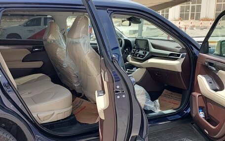 Toyota Highlander, 2021 год, 4 750 000 рублей, 28 фотография