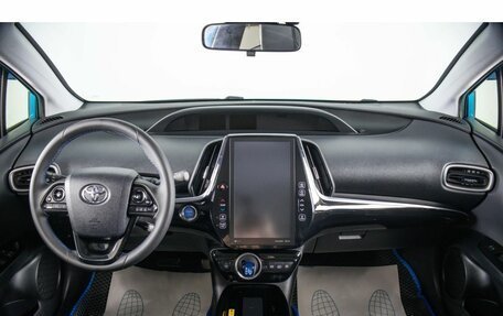 Toyota Prius IV XW50, 2019 год, 2 999 000 рублей, 13 фотография