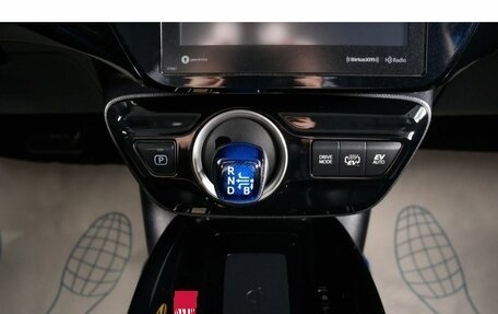 Toyota Prius IV XW50, 2019 год, 2 999 000 рублей, 20 фотография