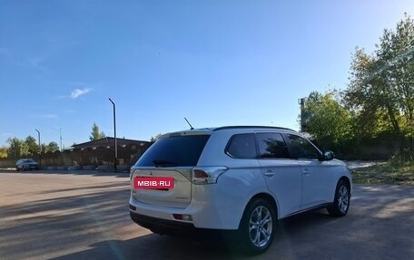 Mitsubishi Outlander III рестайлинг 3, 2014 год, 1 280 000 рублей, 6 фотография