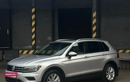 Volkswagen Tiguan II, 2018 год, 2 365 000 рублей, 2 фотография