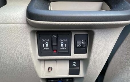 Honda Stepwgn, 2023 год, 2 250 000 рублей, 15 фотография