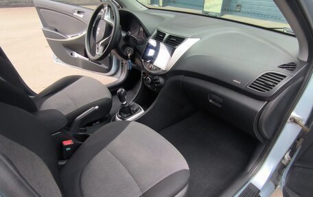 Hyundai Solaris II рестайлинг, 2011 год, 650 000 рублей, 23 фотография