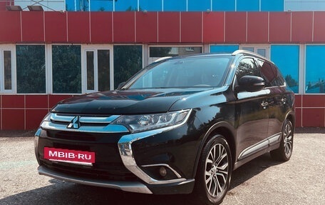 Mitsubishi Outlander III рестайлинг 3, 2015 год, 1 850 000 рублей, 2 фотография