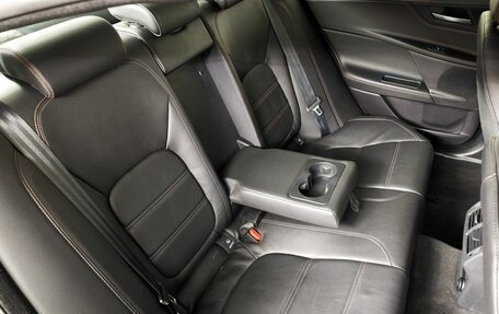 Jaguar XE I рестайлинг, 2015 год, 1 549 000 рублей, 17 фотография
