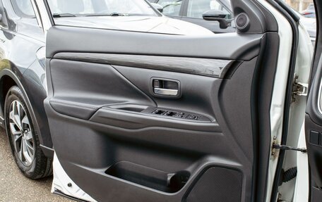 Mitsubishi Outlander III рестайлинг 3, 2018 год, 1 495 000 рублей, 12 фотография