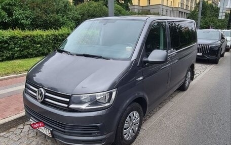 Volkswagen Caravelle T6 рестайлинг, 2016 год, 2 500 000 рублей, 12 фотография