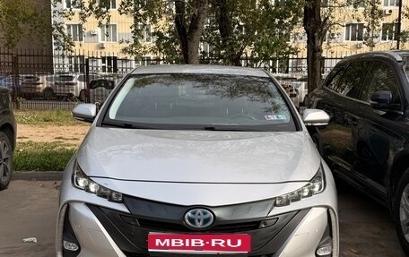 Toyota Prius IV XW50, 2017 год, 1 850 000 рублей, 1 фотография