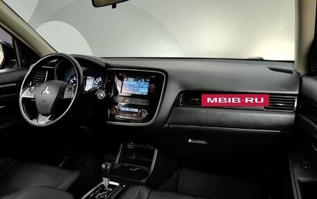 Mitsubishi Outlander III рестайлинг 3, 2015 год, 1 525 000 рублей, 13 фотография