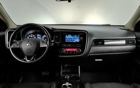 Mitsubishi Outlander III рестайлинг 3, 2015 год, 1 525 000 рублей, 12 фотография