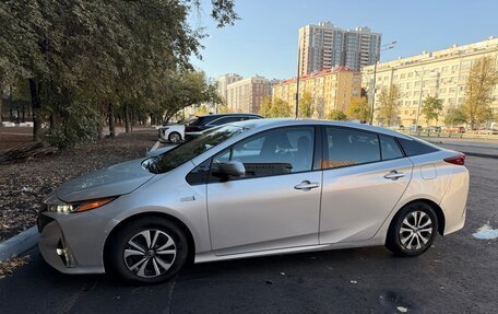 Toyota Prius IV XW50, 2017 год, 1 850 000 рублей, 4 фотография