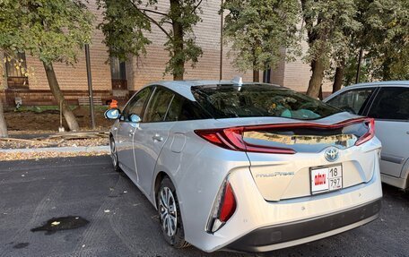 Toyota Prius IV XW50, 2017 год, 1 850 000 рублей, 3 фотография