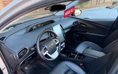 Toyota Prius IV XW50, 2017 год, 1 850 000 рублей, 6 фотография