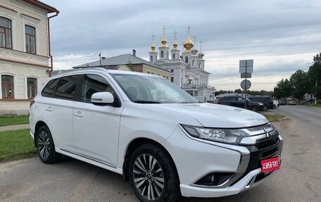 Mitsubishi Outlander III рестайлинг 3, 2022 год, 2 990 000 рублей, 1 фотография