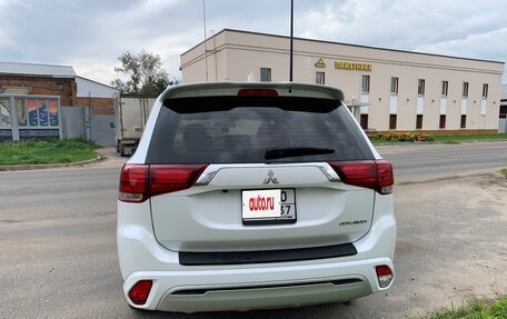 Mitsubishi Outlander III рестайлинг 3, 2022 год, 2 990 000 рублей, 4 фотография