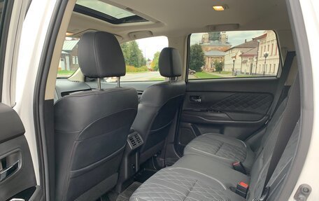 Mitsubishi Outlander III рестайлинг 3, 2022 год, 2 990 000 рублей, 9 фотография