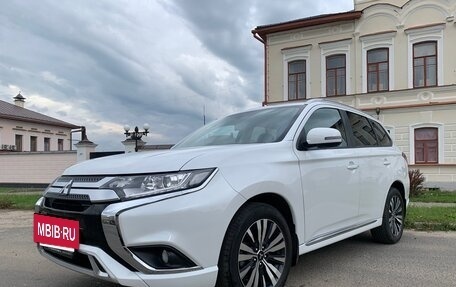 Mitsubishi Outlander III рестайлинг 3, 2022 год, 2 990 000 рублей, 3 фотография