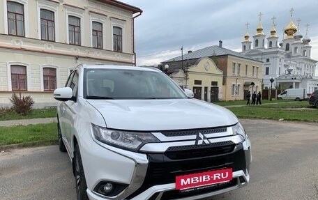 Mitsubishi Outlander III рестайлинг 3, 2022 год, 2 990 000 рублей, 2 фотография