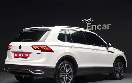 Volkswagen Tiguan II, 2022 год, 3 700 000 рублей, 2 фотография