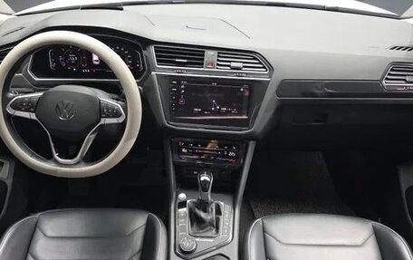Volkswagen Tiguan II, 2022 год, 3 700 000 рублей, 8 фотография