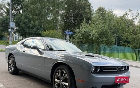 Dodge Challenger III рестайлинг 2, 2020 год, 3 950 000 рублей, 3 фотография