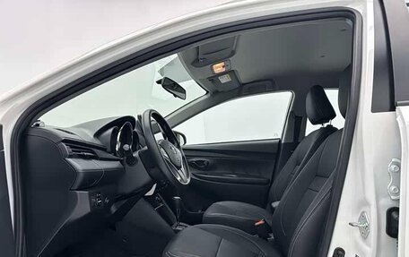 Toyota Yaris XP150 рестайлинг, 2022 год, 940 000 рублей, 8 фотография