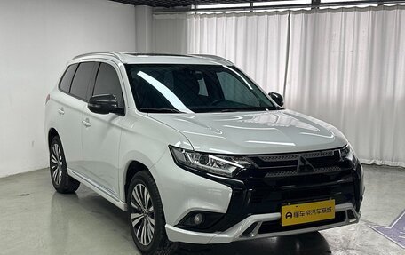 Mitsubishi Outlander III рестайлинг 3, 2021 год, 1 987 700 рублей, 4 фотография