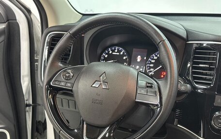 Mitsubishi Outlander III рестайлинг 3, 2021 год, 1 987 700 рублей, 15 фотография