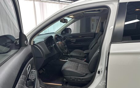 Mitsubishi Outlander III рестайлинг 3, 2021 год, 1 987 700 рублей, 13 фотография