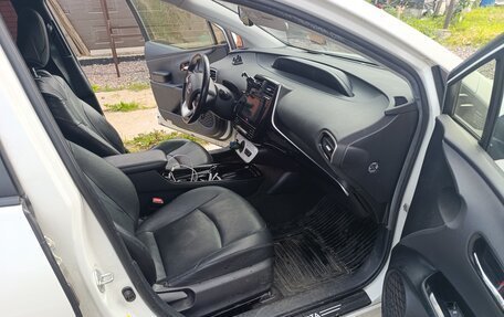Toyota Prius IV XW50, 2017 год, 1 950 000 рублей, 5 фотография