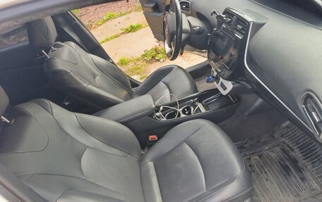 Toyota Prius IV XW50, 2017 год, 1 950 000 рублей, 6 фотография