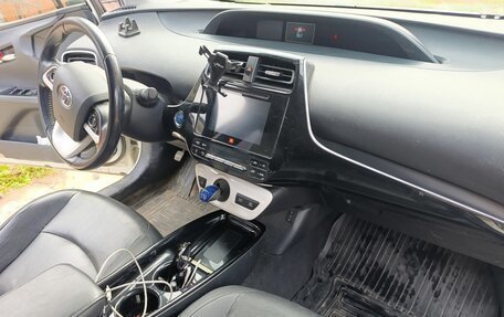 Toyota Prius IV XW50, 2017 год, 1 950 000 рублей, 4 фотография