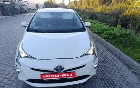 Toyota Prius IV XW50, 2017 год, 1 950 000 рублей, 3 фотография