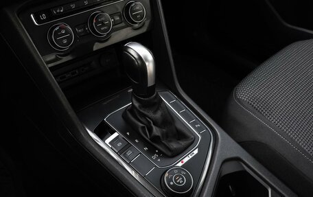 Volkswagen Tiguan II, 2020 год, 2 350 000 рублей, 21 фотография