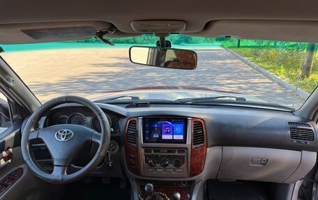 Toyota Land Cruiser 100 рестайлинг 2, 2004 год, 2 800 000 рублей, 10 фотография