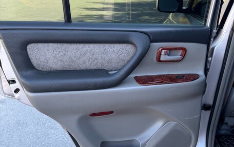 Toyota Land Cruiser 100 рестайлинг 2, 2004 год, 2 800 000 рублей, 15 фотография