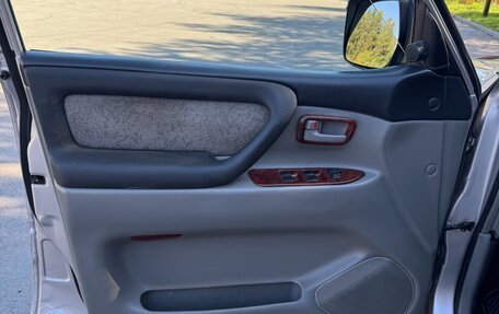Toyota Land Cruiser 100 рестайлинг 2, 2004 год, 2 800 000 рублей, 13 фотография