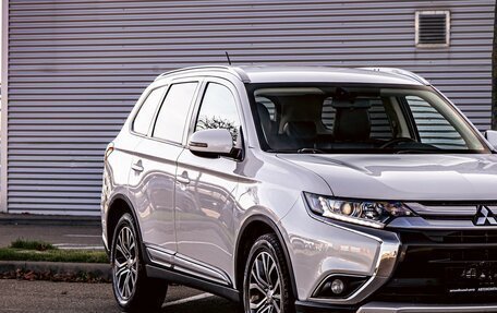 Mitsubishi Outlander III рестайлинг 3, 2018 год, 1 585 000 рублей, 9 фотография
