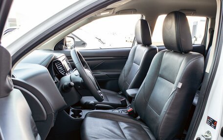 Mitsubishi Outlander III рестайлинг 3, 2018 год, 1 585 000 рублей, 11 фотография