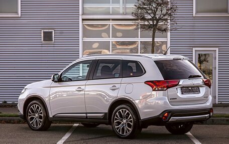 Mitsubishi Outlander III рестайлинг 3, 2018 год, 1 585 000 рублей, 4 фотография
