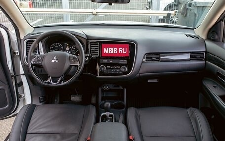 Mitsubishi Outlander III рестайлинг 3, 2018 год, 1 585 000 рублей, 15 фотография