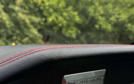 Ford Mustang VI рестайлинг, 2017 год, 3 190 000 рублей, 23 фотография